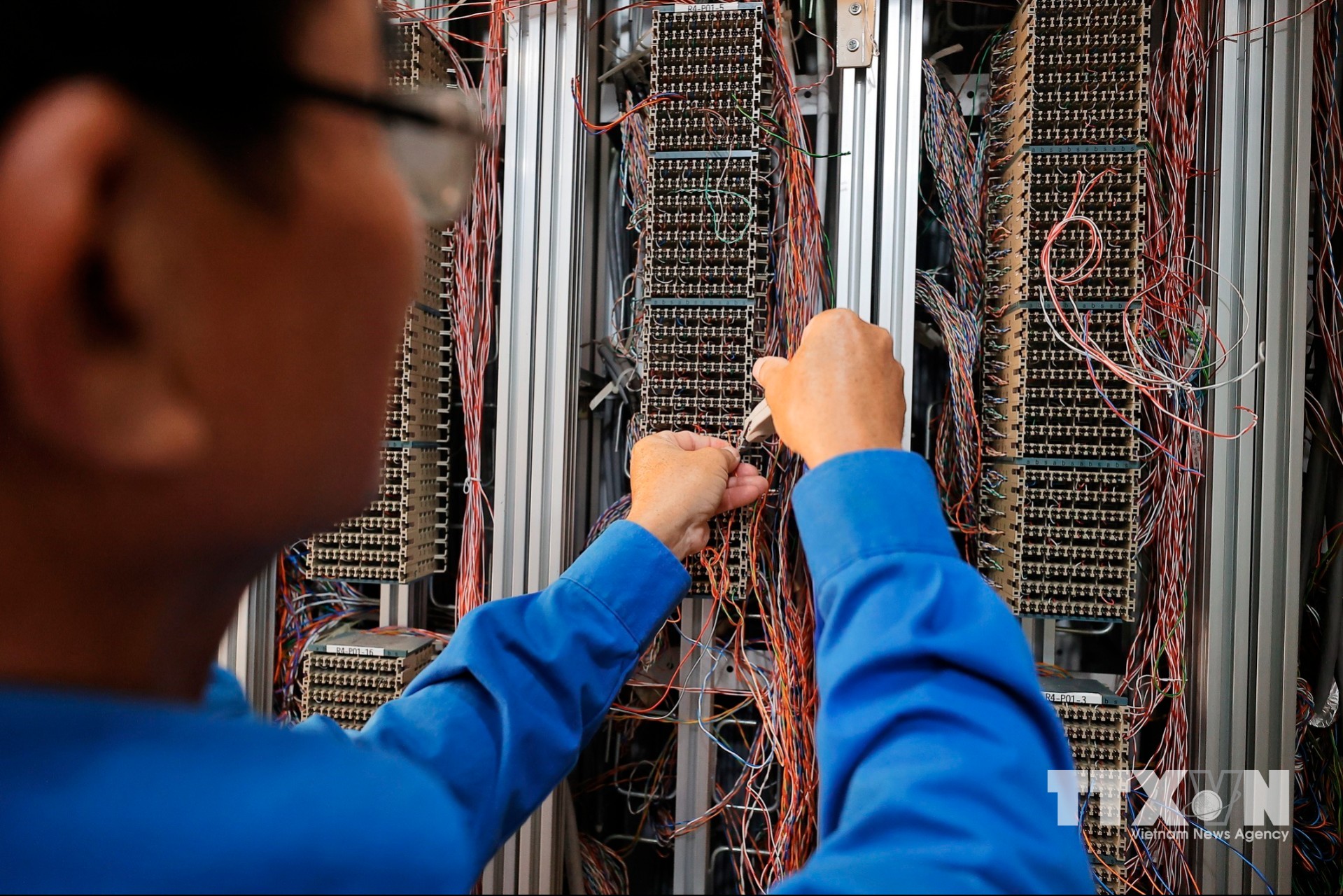Đơn vị tập trung nâng cấp mạng truyền dẫn, các trạm phát sóng 4G, 5G và đẩy mạnh “quang hóa” cáp đồng sang cáp quang nhằm nâng cao chất lượng đường truyền cho khách hàng. (Ảnh: Minh Quyết/TTXVN)